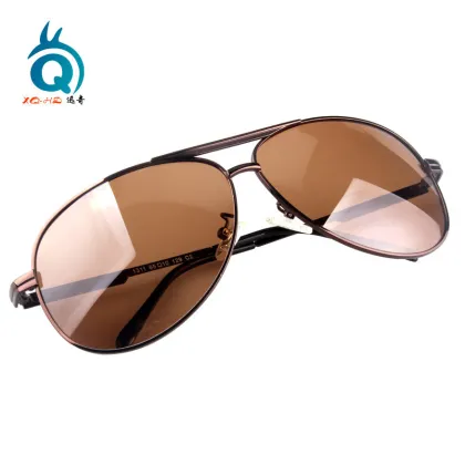 Metal frame aviator sunglasses model