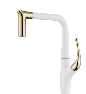 Cucina in ottone tira fuori il rubinetto dell'acqua