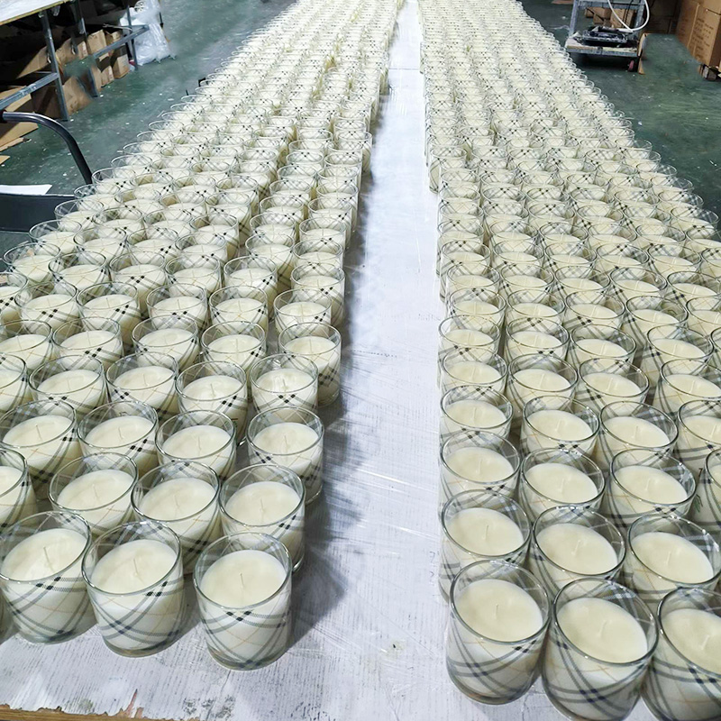 Аптовы гандляр свечкамі з соевага воску ўручную ў аптэцы