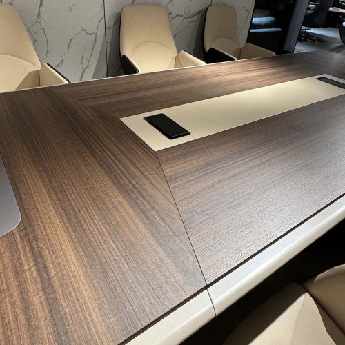 Grande mesa de reunião moderna com pintura em arco e cadeiras