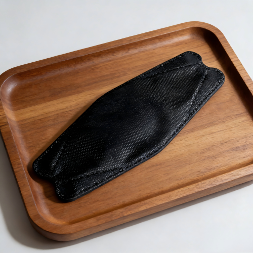 Máscara protetora descartável em forma de peixe preto