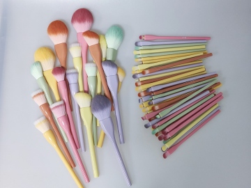 2022 Nouveaux cheveux doux doux au coeur du maquillage de brush kit de bonbon arc-en-ciel 10pcs