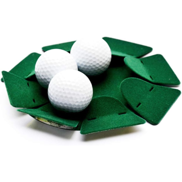 Agujero de práctica interior y exterior con copa de putt en todas direcciones