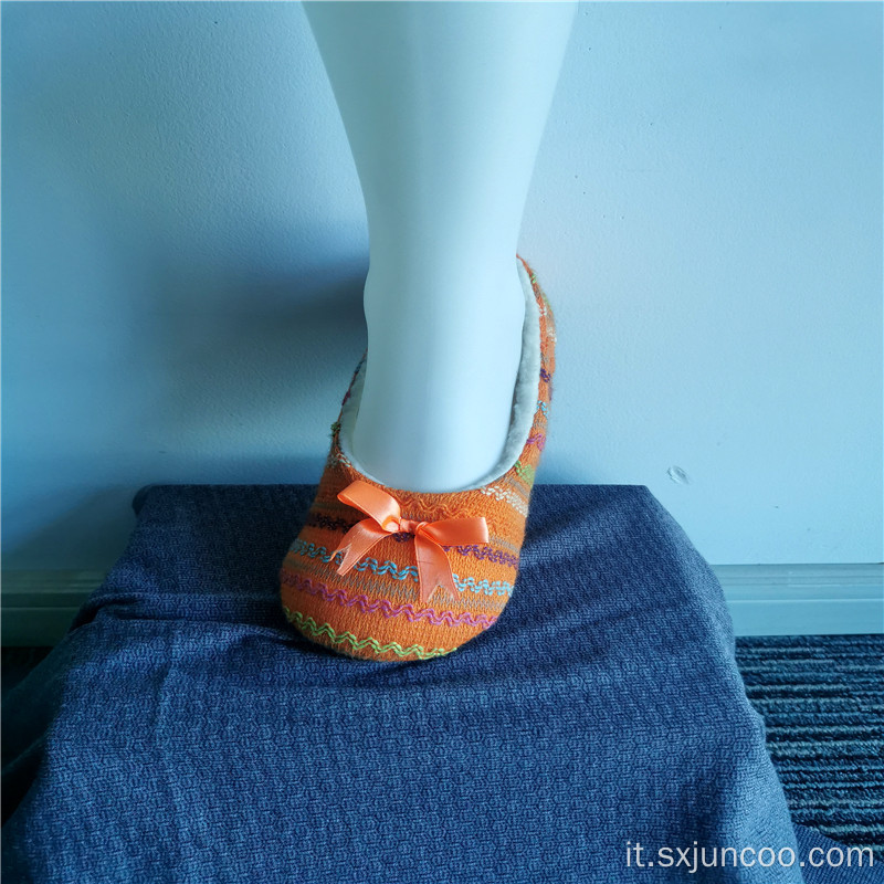Calzini da pantofola a strisce colorate invernali per bambini