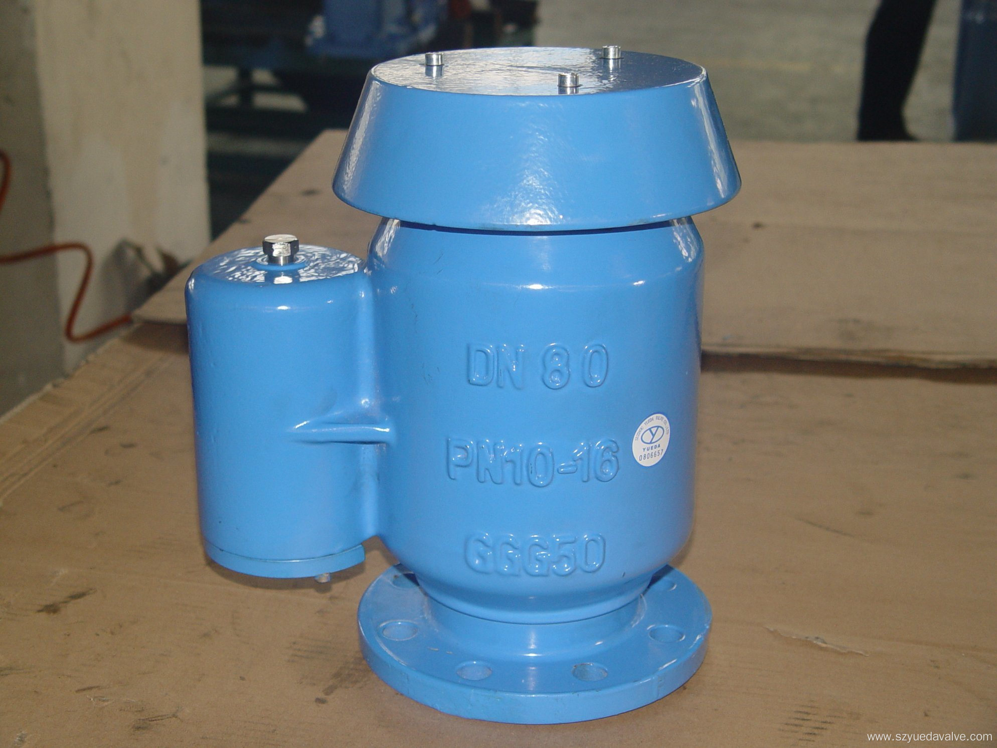 Air valve with double orifice