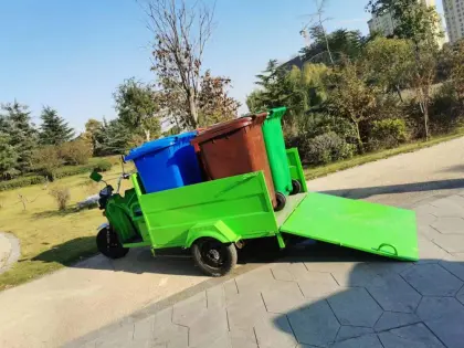 Four-barrel electric garbage pickup truck