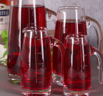 Jarra de vino tinto con escala