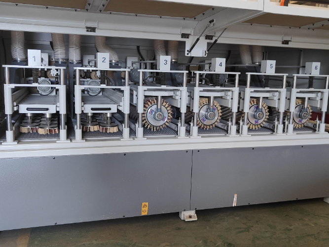 Special shape wood plates sanding machine with primer