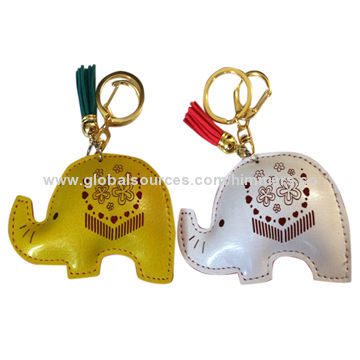 Customized logo free promotional cute PU leather keychains