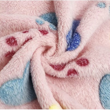 居心地の良いパジャマのための動物の足パターンコーラルフリースファブリック