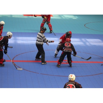 Streetball im Freien ineinandergreifend Basketballboden