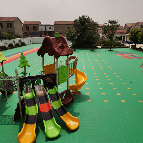 superfície de segurança para lazer infantil no playground