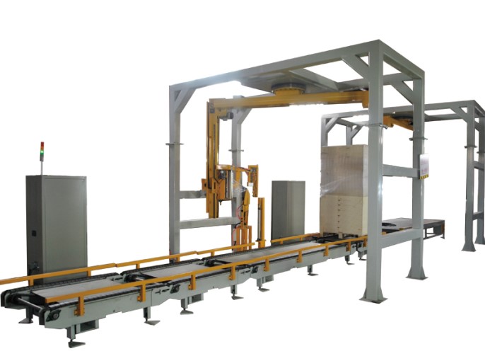 Rotary arm stretch packaging machine