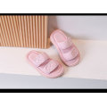 Zwei PU -Gurtschieber -Sandalen -Slipper für Kind