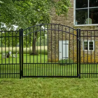 Outdoor Courtyard Fence with Decorative