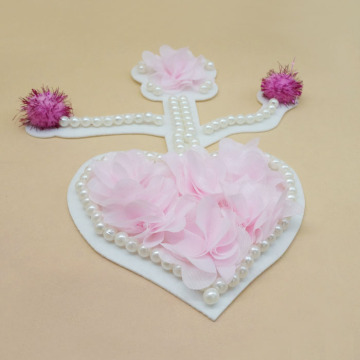Patch coeur aimant broderie rose perle