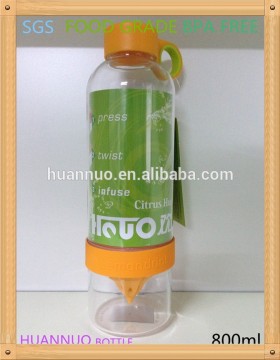 New arrival Manual lemon water bottle/tritan fruit juicer cup