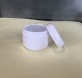 Πλαστικό βάζο κρέμας καλλυντικής φροντίδας με βιδωτό καπάκι