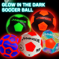 Reflecterende lichtgevende LED -gloed in donkere voetbal