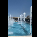 Красивый фонтан у бассейна Узбекистана и водопады