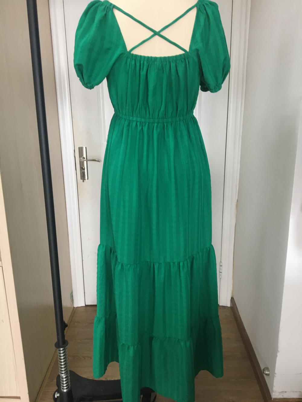 Vestido feminino verde com babado em camadas