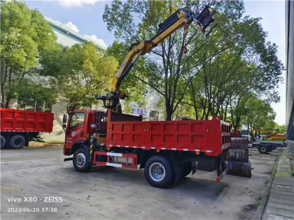 4 Tons SINOTRUK Wood Grabber Truck