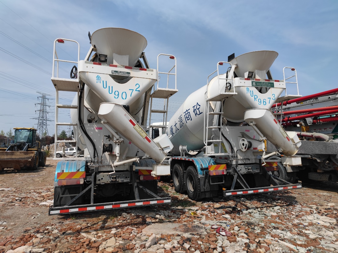 4-Axle 12-cubic-meter HOWO Chassis Concrete Mixer Truck