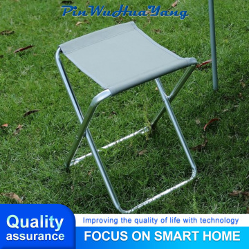 Banco compacto de quatro pernas com design dobrável fácil