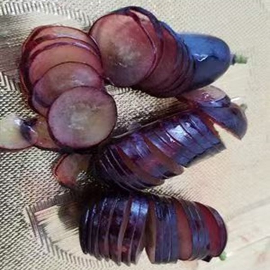 Seedless crisp sweet black grape
