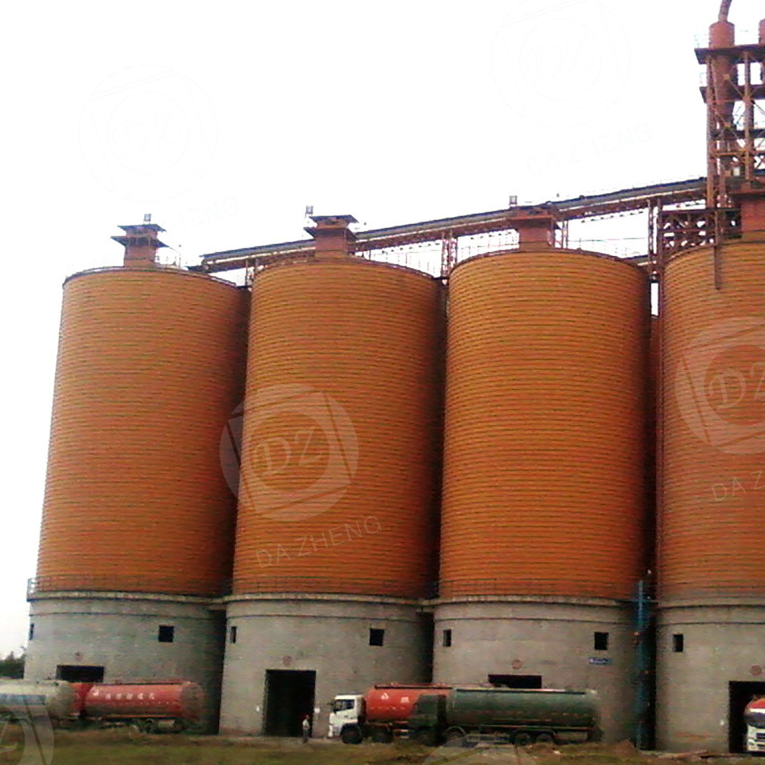 Steel plate silo for late fattening feed