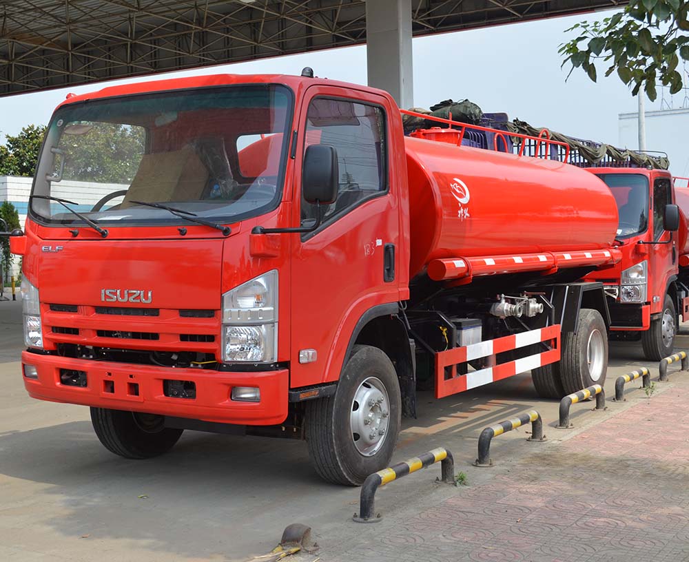 Isuzu fuel oil tank truck