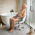 Banco de chuveiro branco para idosos com altura ajustável