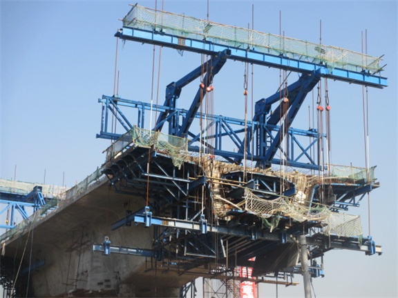 Equipamento do viajante de fôrma em construção cantilever