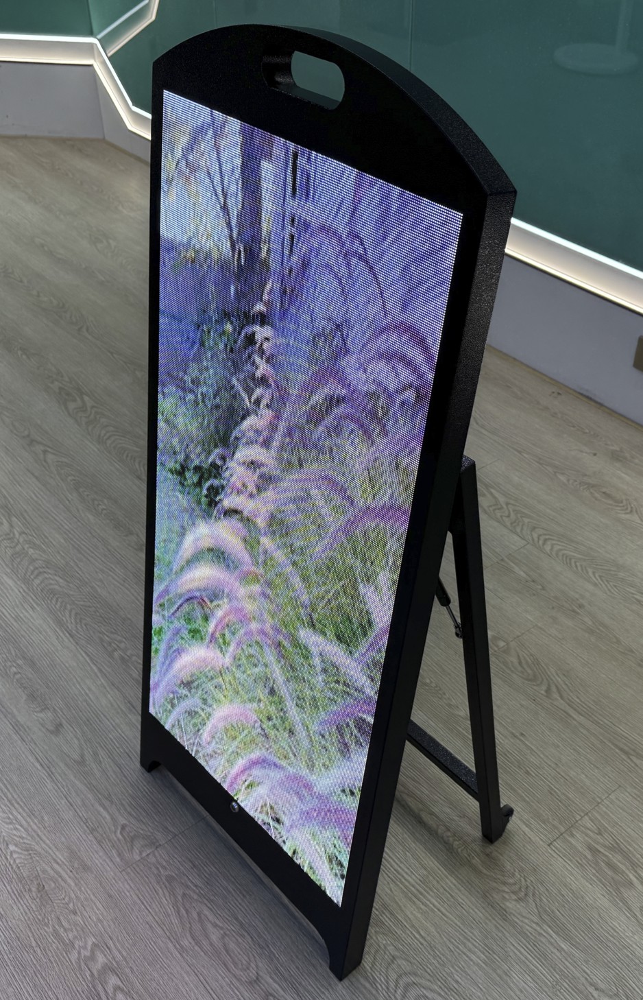 Güneş ışığı görünürlüğü için 4500 nit yüksek parlaklıkta taşınabilir LED reklam panosu