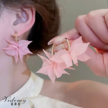독특한 디자인을 가진 화려한 꽃 스터드 귀걸이