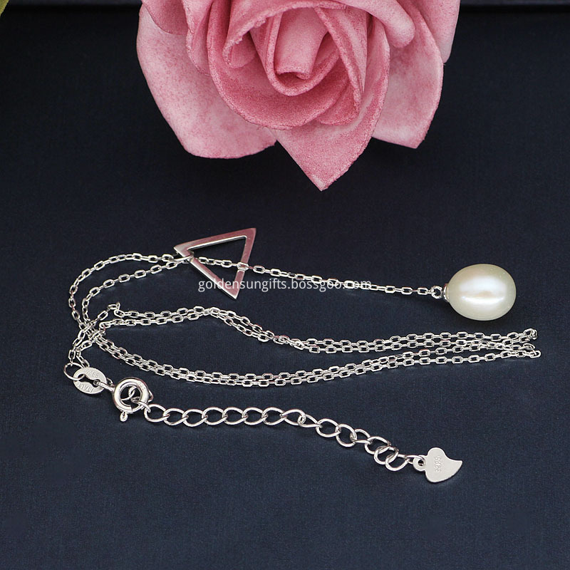 Single Pearl Pendant Necklace