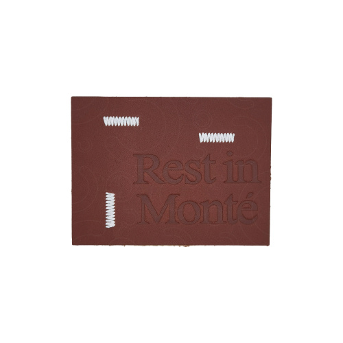 Couro com letras bordadas