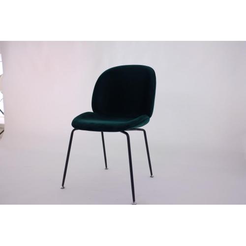 Silla moderna en forma de escarabajo con metal negro