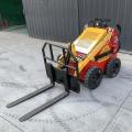 O Mini Skid Steer Loader aprovado pela EPA com anexos