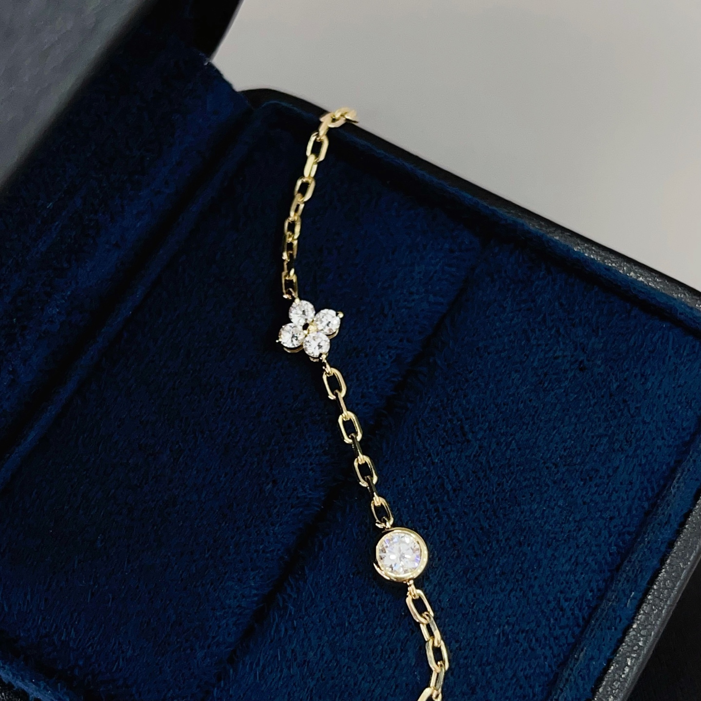 عرض التفاصيل لسوار البرسيم الماسي المزروع في المختبر في صندوق المجوهرات