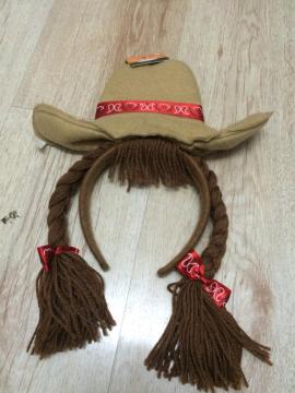 Dandung dengan topi dan rambut palsu