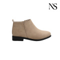 Botas femininas de salto baixo em tom neutro