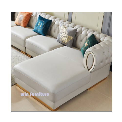 Hochwertiges, breites, helles Luxus-Sofa mit drei Sitzen
