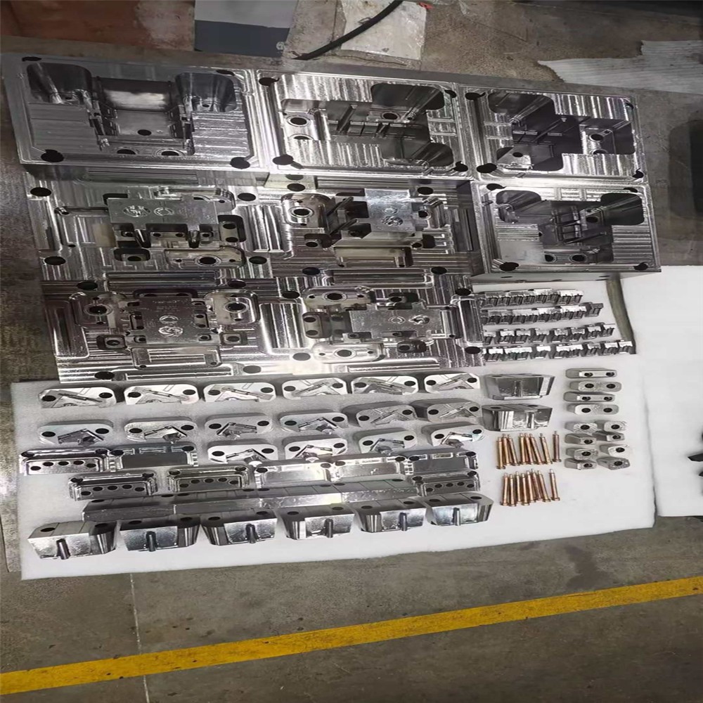 The situation after the injection mold is processed. 