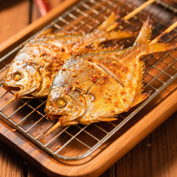Prémiové ploché špízy Pomfret na grilování