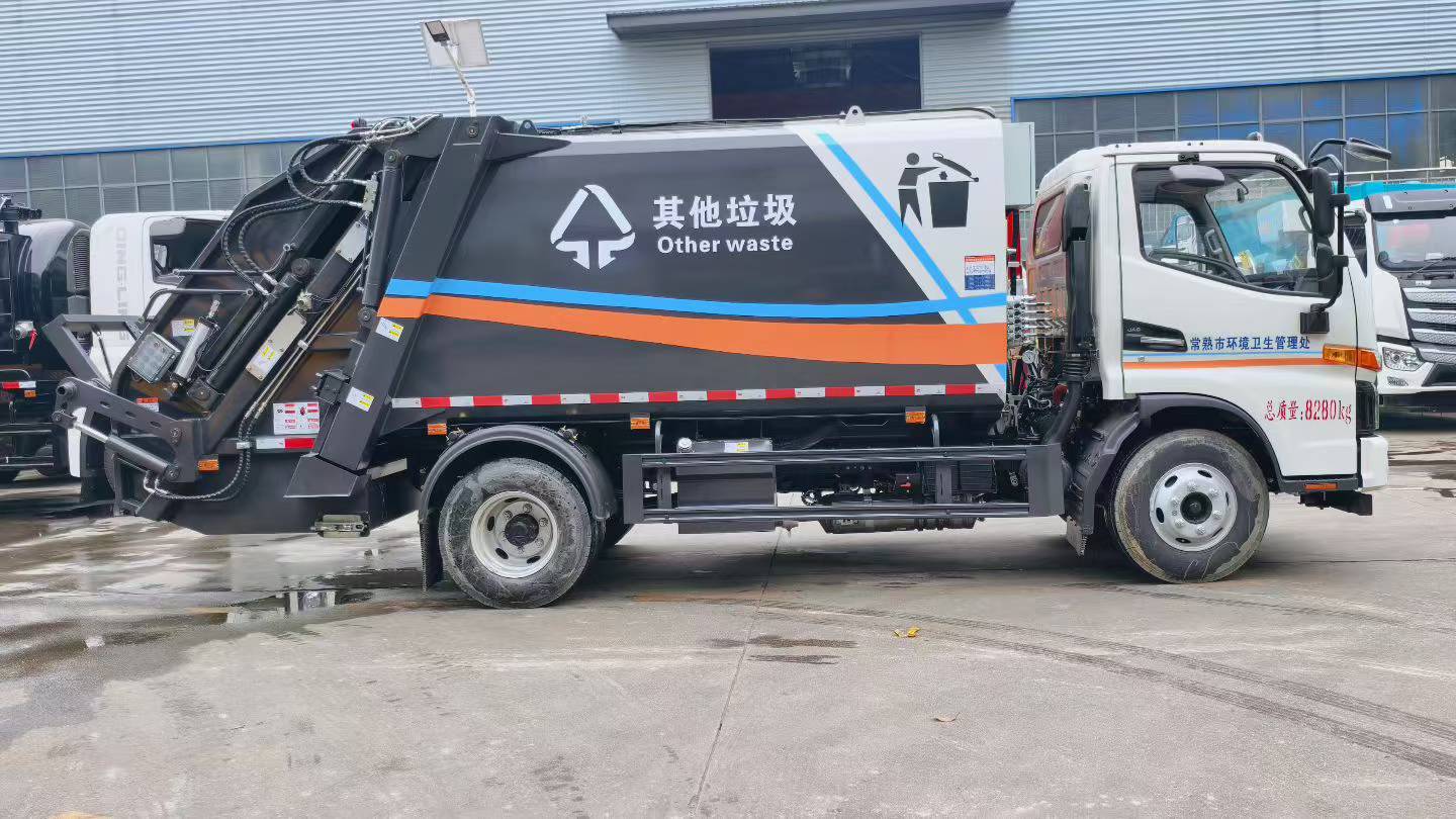Compactible refuse vehicle