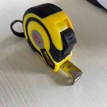 Beyefendinin kravat şekli için çelik şerit ölçümü