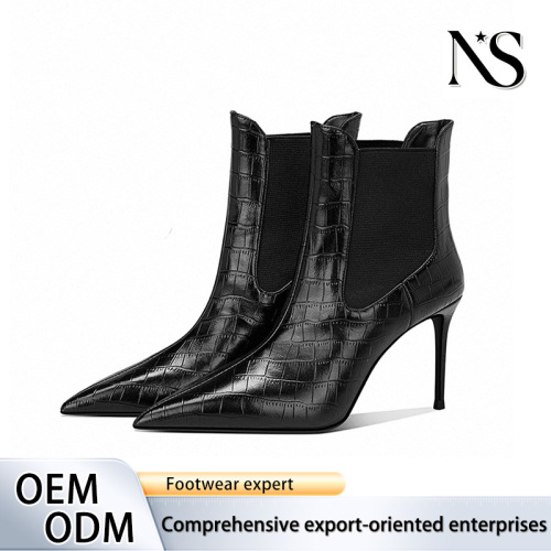 Chelsea con tacón de aguja de piel con relieve de cocodrilo y punta en punta