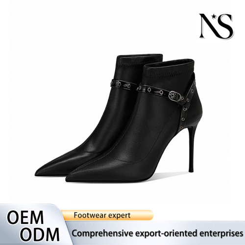 Salto agulha com fivela cravejada de couro preto