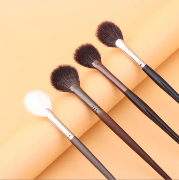 Custom Logo Professional Wholesale Makeup Brushes - Fluffy Goat Hair Fan Brush for Facial Highlights